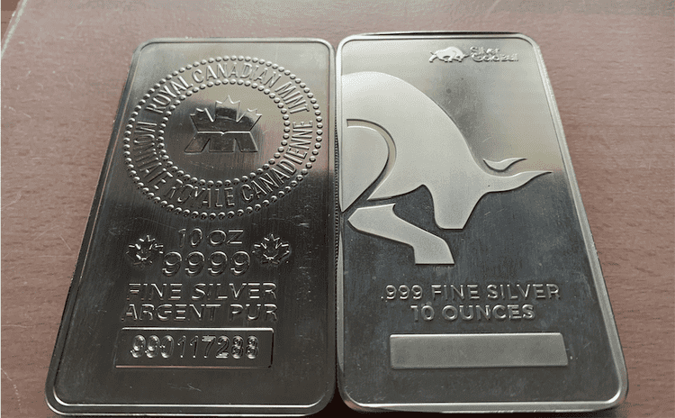 A side by side comparison of a a silvergoldbull and RCM 10 ounce bar